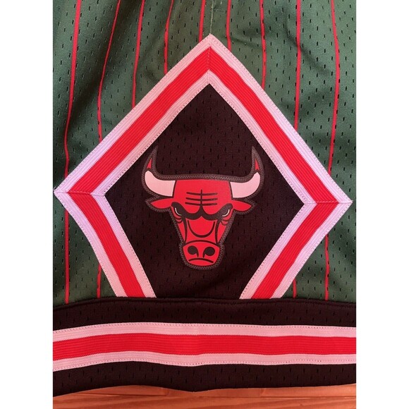 Mitchell & Ness Chicago Bulls Green Pinstripe Swingman Shorts Men's Size Medium - Picture 4 of 10